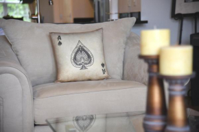 House of Cardz - comforts of home by LLOYD SUITES